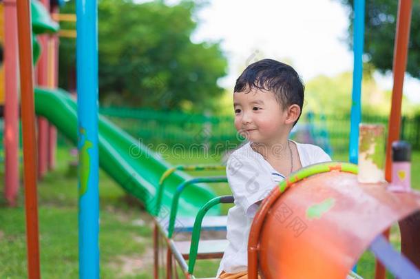 年幼的亚洲人男孩<strong>比赛</strong>一铁器tr一in愉快活跃的一t指已提到的人<strong>比赛</strong>groundated无日期的undated无日期的