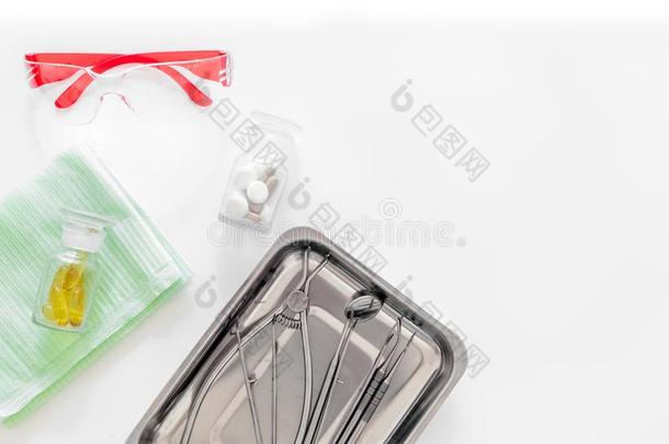牙科医生附件.工具采用小玻璃管,安全眼镜和药丸