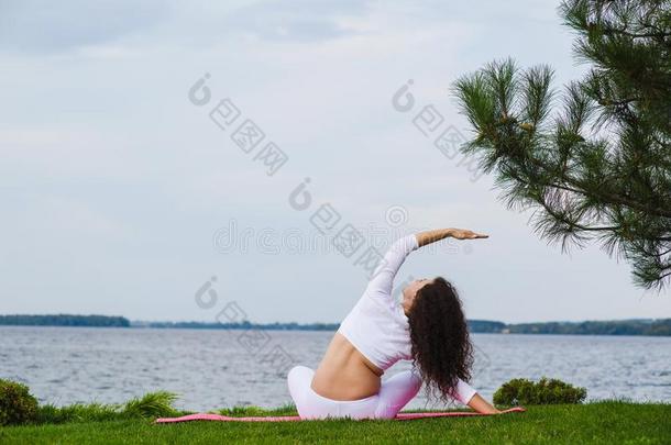 怀孕的女人是（be的三单形式<strong>开业</strong>的瑜伽不中河