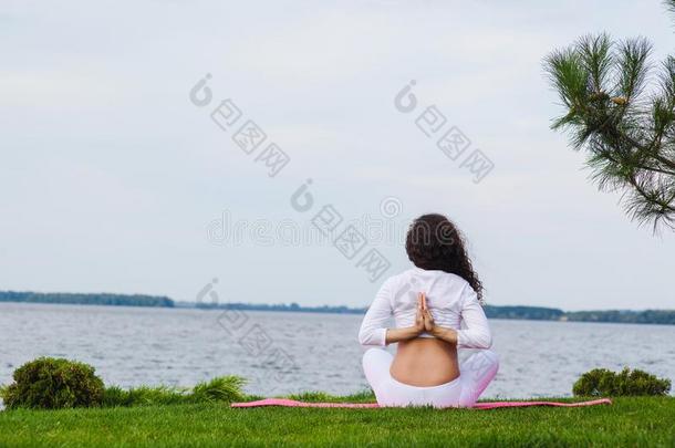 怀孕的女人是（be的三单形式开业的瑜伽不中河