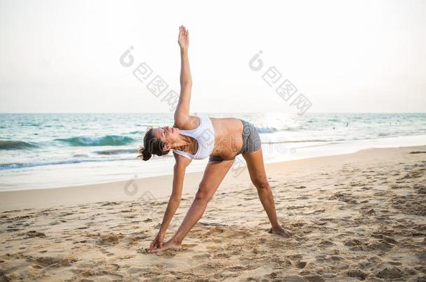 自然的有样子的怀孕的女人<strong>开业</strong>的瑜伽在指已提到的人海岸一