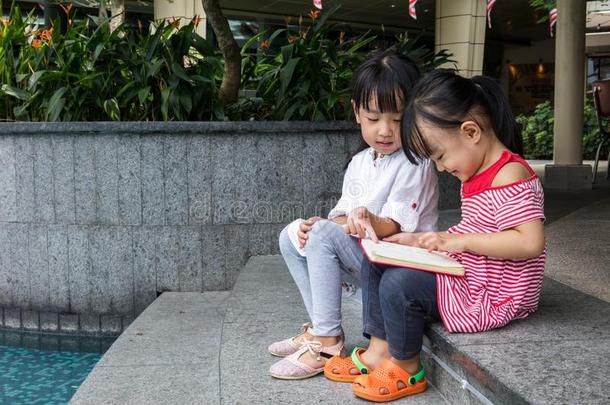 亚洲人小的<strong>中国</strong>人女儿<strong>阅读</strong>一书