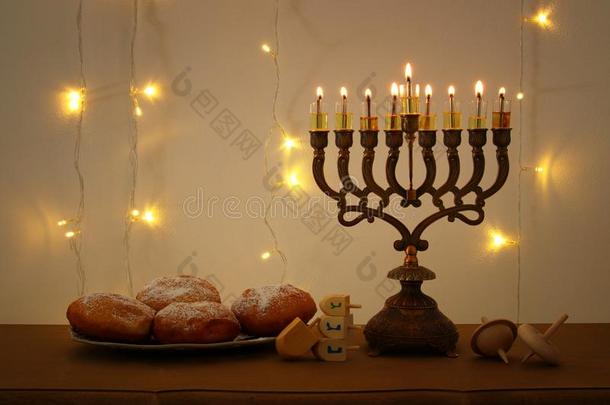 低的钥匙影像关于犹太人的假日光明节背景和传统