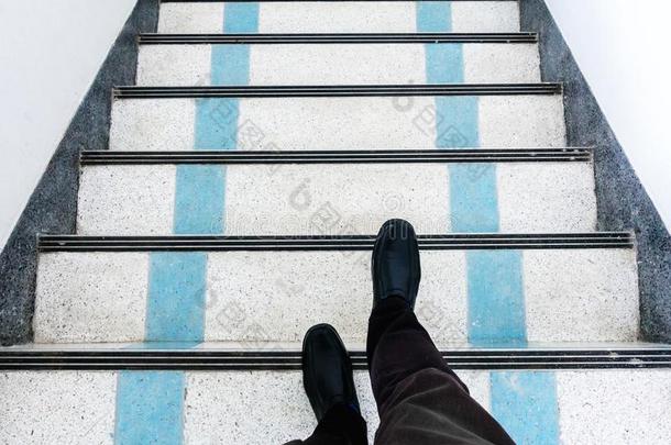 黑的鞋子向楼梯步下.