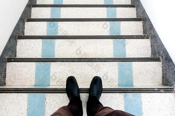 黑的鞋子向楼梯步下
