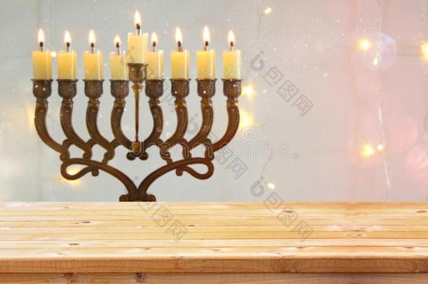 空的木制的表采用前面关于犹太人的假日光明<strong>节</strong>后座