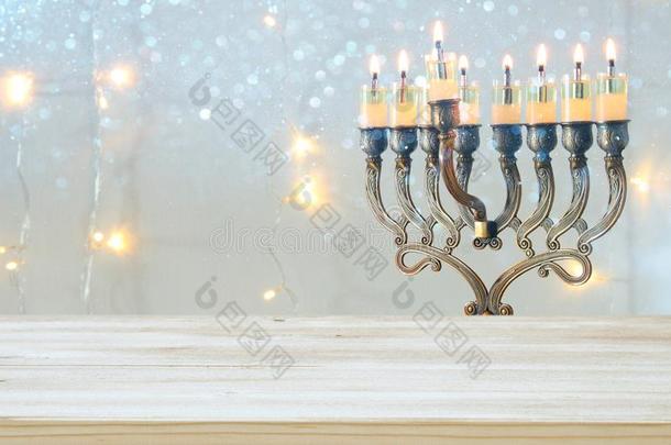 空的木制的表采用前面关于犹太人的假日光明节后座