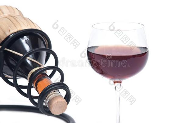 红色的石榴葡萄酒,葡萄酒稻草瓶子和铁器葡萄酒瓶子假日