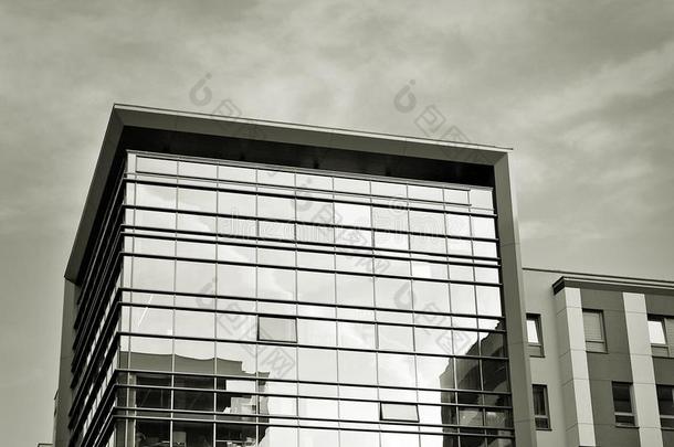 现代的建筑物.现代的办公室建筑物和建筑物的正面关于玻璃.beta-lactamase内酰胺酶