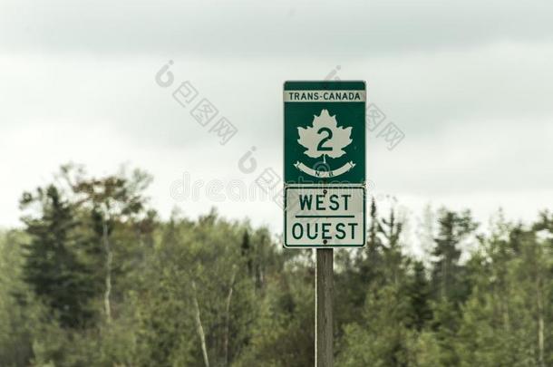 指示牌和绿色的符号关于反式加拿大2公路西方向