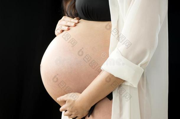 大的怀孕的肚子母亲女人穿着比基尼式游泳衣为肖像采用student学生