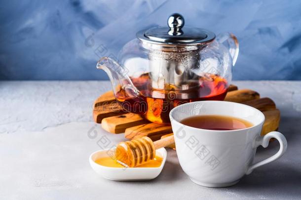 茶壶关于红色的茶水和蜂蜜