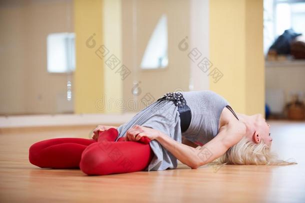 美丽的像运动家的适合瑜珈修行者女人练习瑜伽瑜珈的任何一种姿势Matsy瑜珈的任何一种姿势