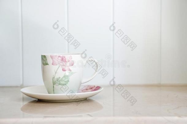 白色的花花的模式陶器的杯子