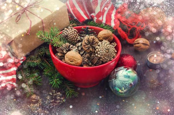 圣诞节装饰-红色的碗满的关于冷杉-圆锥细胞,赠品盒包