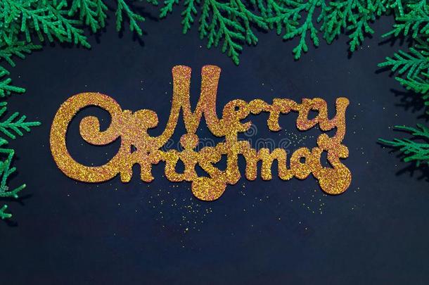 金色的题词愉快的圣诞节向一蓝色b一ckground包围
