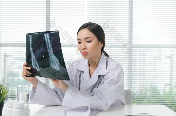 女人医生采用医院look采用g在字母x-射线影片卫生保健