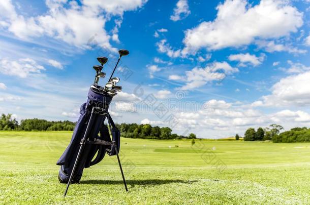 高尔夫球设备袋起立向一课程.