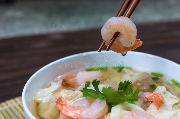 虾<strong>馄饨</strong>面条汤和炖熟的猪肉采用汤