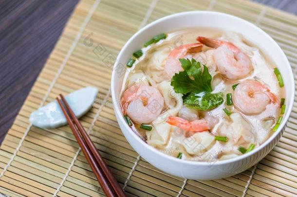 虾馄饨面条汤和炖熟的猪肉采用汤