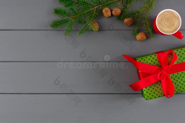 盒采用绿色的<strong>网点</strong>加网器纸为圣诞节,新的年向灰色木制的背