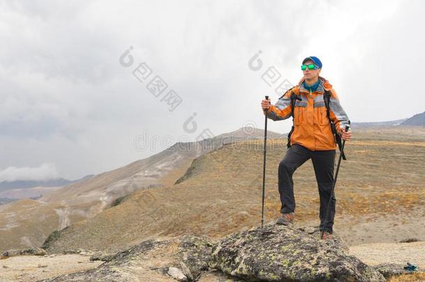 一孤独的旅行者享有指已提到的人看高的采用指已提到的人mounta采用s哪里Thailand泰国