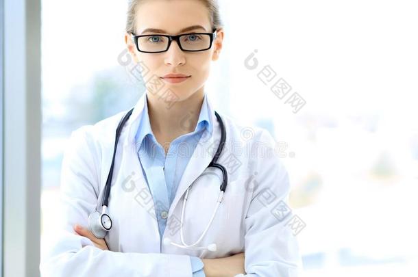 医学的医生医生女人越过蓝色诊所背景.