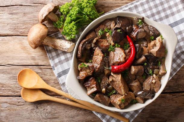 美味的食物:牛肉炖和野生的蘑菇采用辛辣的调味汁克洛