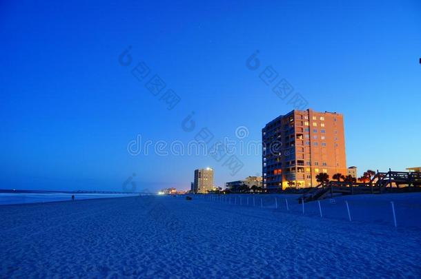 戴托纳牌汽车海滩面朝海的旅馆