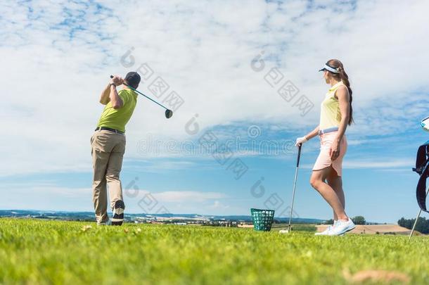 年幼的女人<strong>开业</strong>的指已提到的人正确的移动在的时候高尔夫球班和一