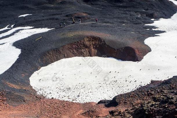 艾雅法拉火山火山火山口,满的和雪