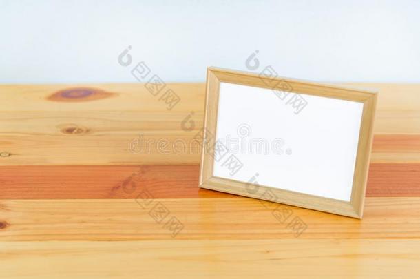 空的木材照片框架向木材en表和复制品空间,照片