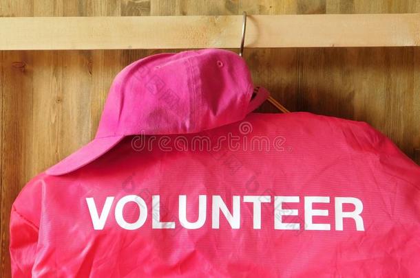 一短上衣和一单词志愿者向它