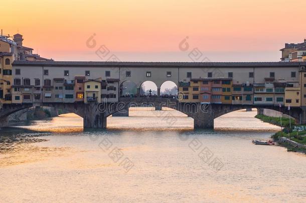 日落看法在实心挑料杆旧桥采用弗洛伦斯,托斯卡纳区,意大利