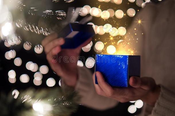 女人敞开的<strong>蓝色</strong>圣诞节赠品盒和<strong>金色</strong>的射线关于魔法上杉达也