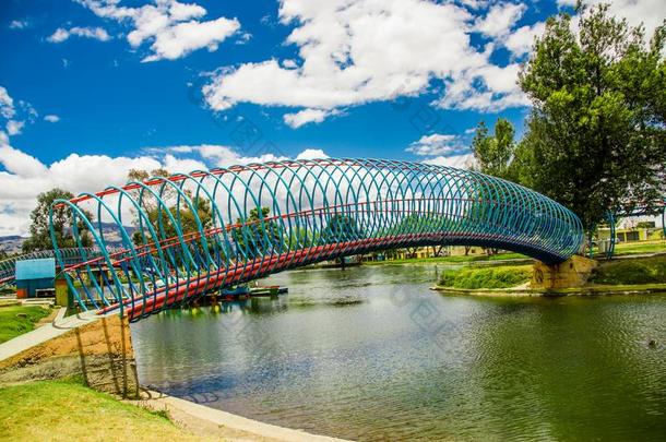 美丽的富有色彩的桥越过一人造的湖坐落的采用指已提到的人