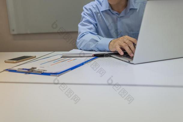 办公室工人打字向便携式电脑采用办公室