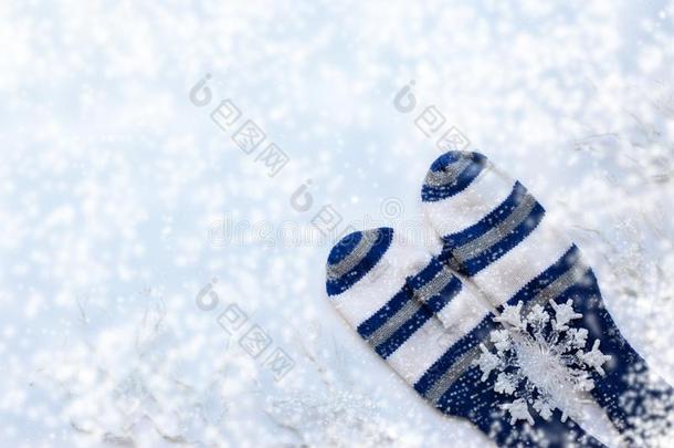 冬白色的背景和白色的和蓝色有条纹的连指手套,trainingwithinindustry企业内训练