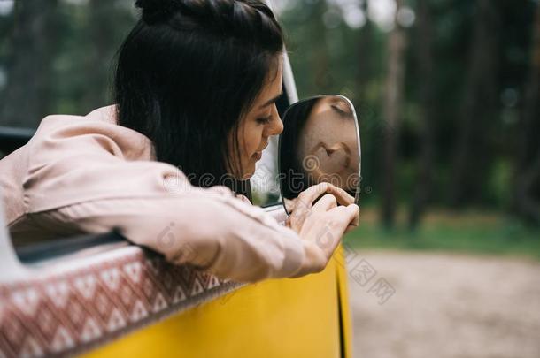 女孩绘画心符号向镜子