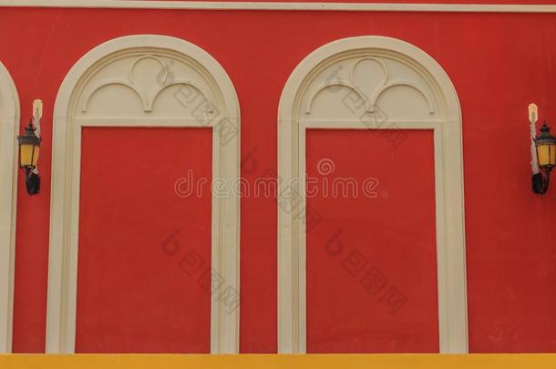 典<strong>型</strong>的白色的弓形<strong>门</strong>模式向指已提到的人红色的墙背景.