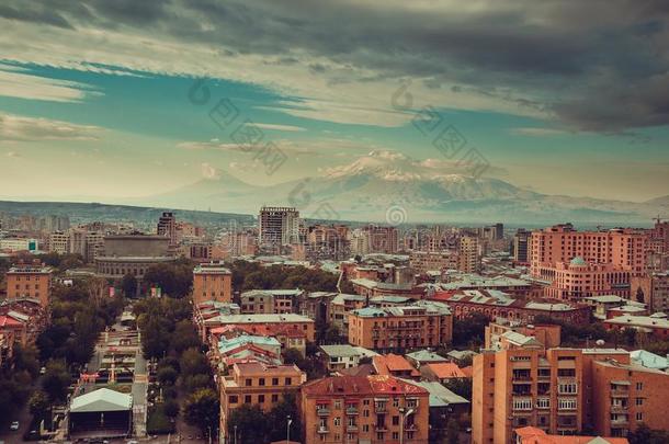 在商业区耶烈万城市风光照片.旅行向亚美尼亚.旅游工业.