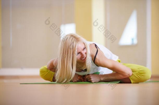美丽的像运动家的适合<strong>瑜珈</strong>修行者女人练习瑜伽<strong>瑜珈</strong>的任何一种姿势阿多穆卡