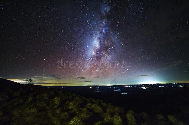 像牛奶的道路星系和球形把手石头地面是（be的三单形式名字锐气赫因pop-upmechanism弹出机械装置看法