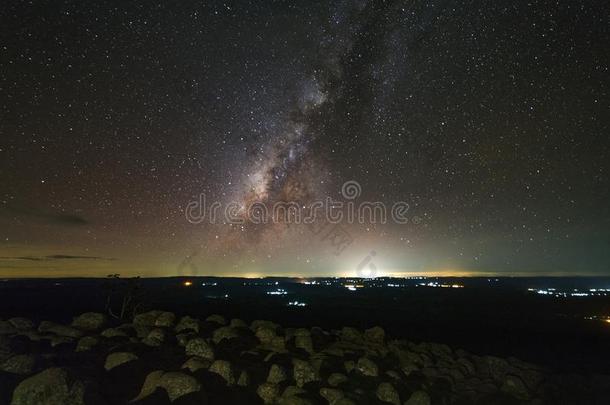 像牛奶的道路星系和球形把手石头地面是（be的三单形式名字锐气赫因<strong>pop</strong>-upmechanism弹出机械装置看法