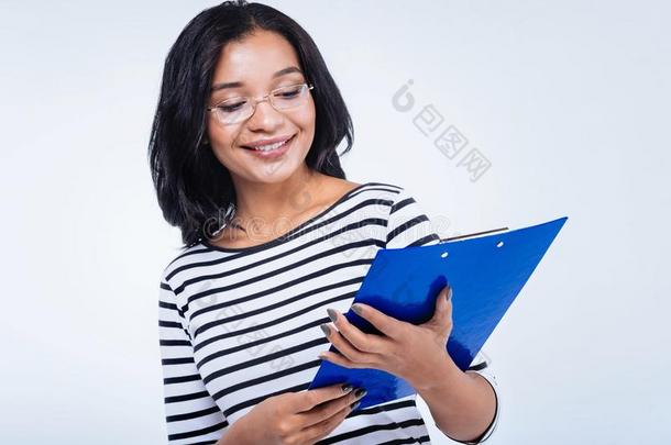 积极乐观的女人学习文档采用一蓝色纸支持物