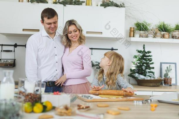 年幼的家庭制造甜饼干在家.食物,家庭,圣诞节,int.哈