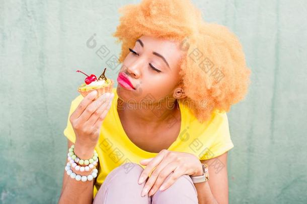 富有色彩的肖像关于一afric一wom一和甜的餐后甜食