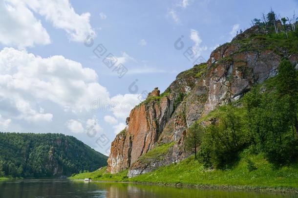 Beautifeul山河风景采用明亮的夏一天,风景优美的