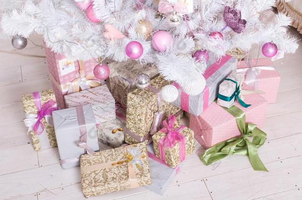 礼品盒,粉红色的和白色的圣诞节装饰杂乱绞死向