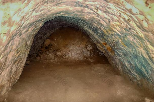 死去的结果采用隧道采用洞穴在下面地面